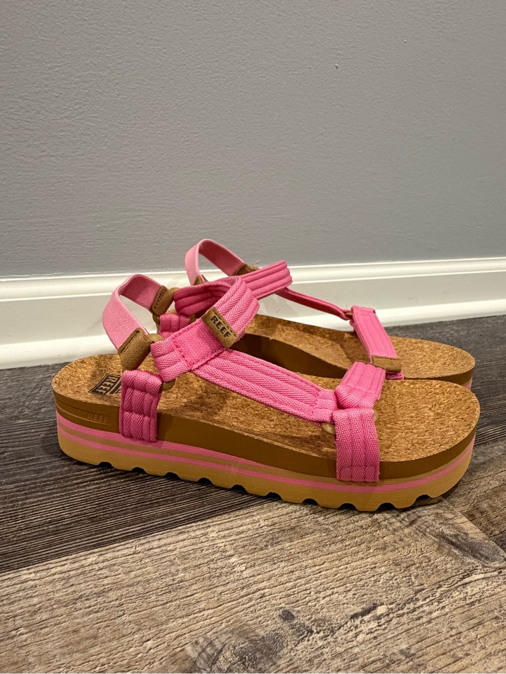 NWOT Reef Cushion Rem Hi Platform Sandals Pink Women’s size 10 Arch Support